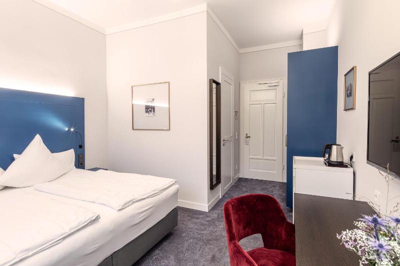 Superior Double Room with Balcony image 4