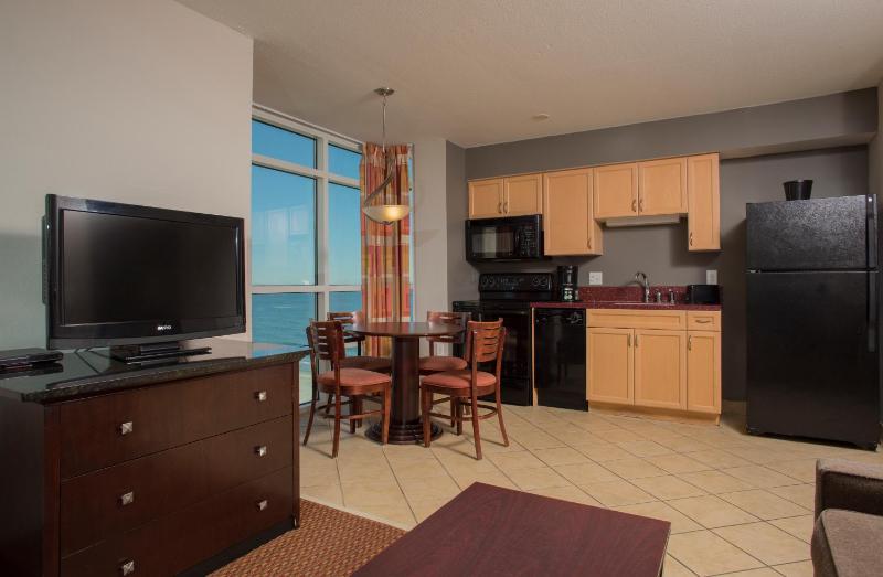 One-Bedroom Suite with Boulevard View image 1