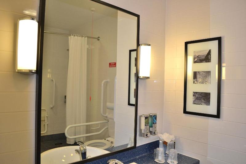 Double Room with Free Hot Breakfast - Accessible image 2