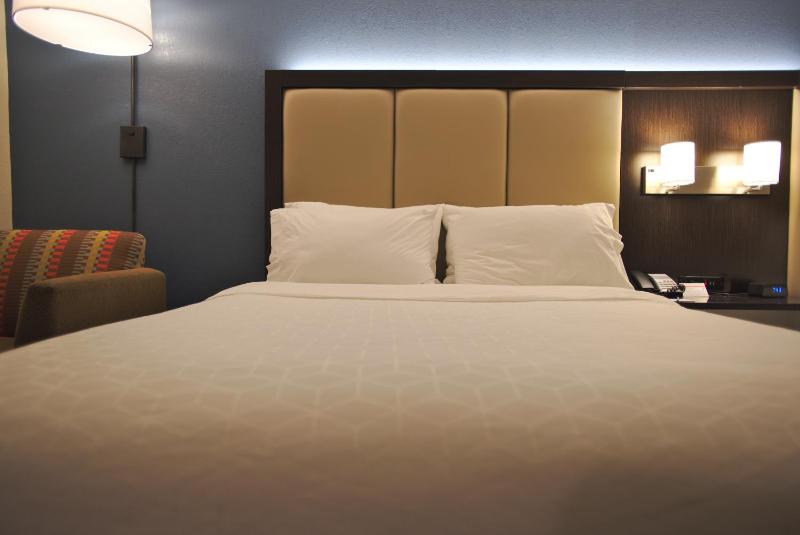 Standard Room with Two Queen Beds image 4