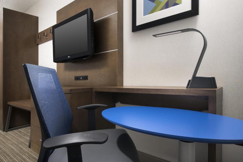 Standard King Room with Roll-In Shower - Mobility Access image 1