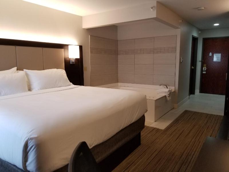 King Room with Jetted Tub image 4