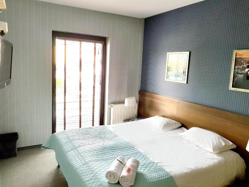 Double or Twin Room with Bathroom image 3