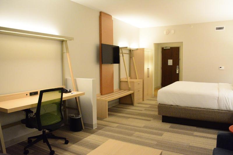 King Suite - Disability Access Tub/Non-Smoking image 3