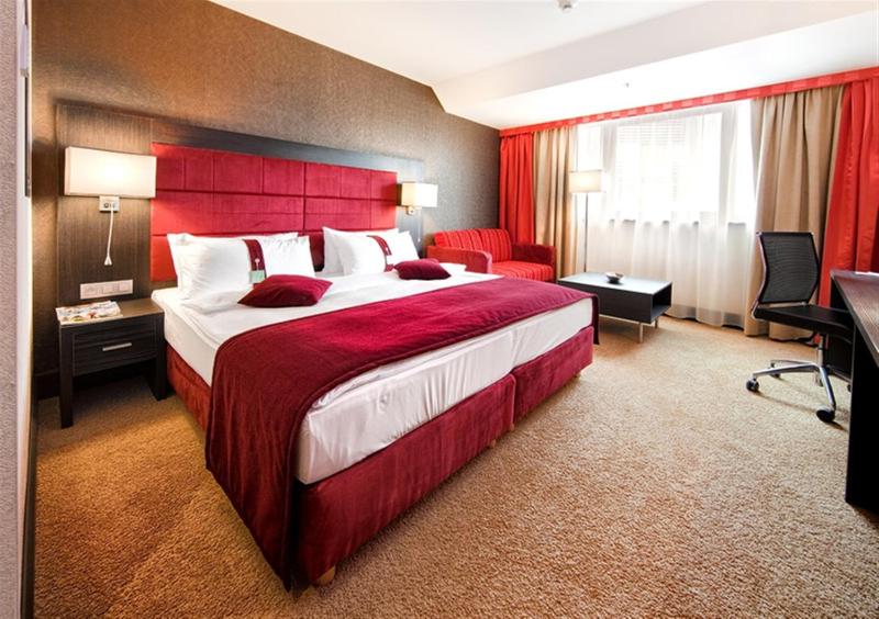 Standard King Room image 3