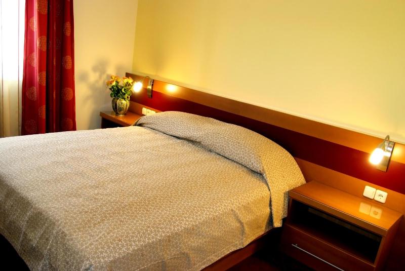 Small Double Room with street view image 3