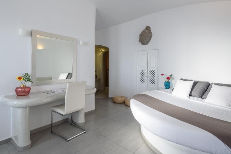 Honeymoon Suite with Hot Tub image 2