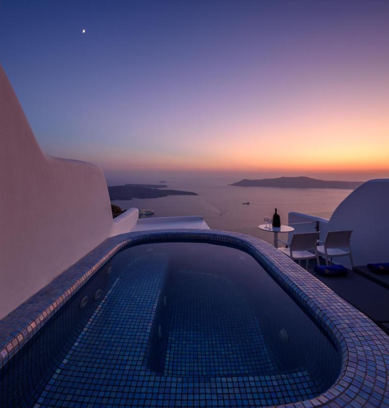 Honeymoon Suite with Hot Tub image 1