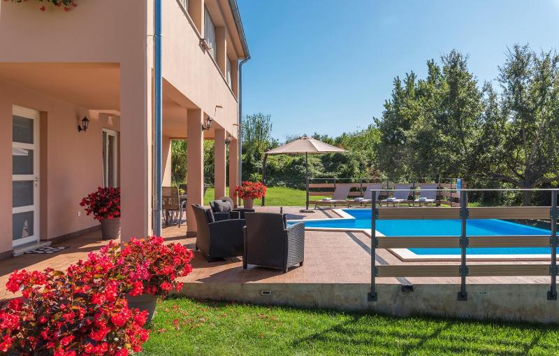 Apartment with Pool View  image 1