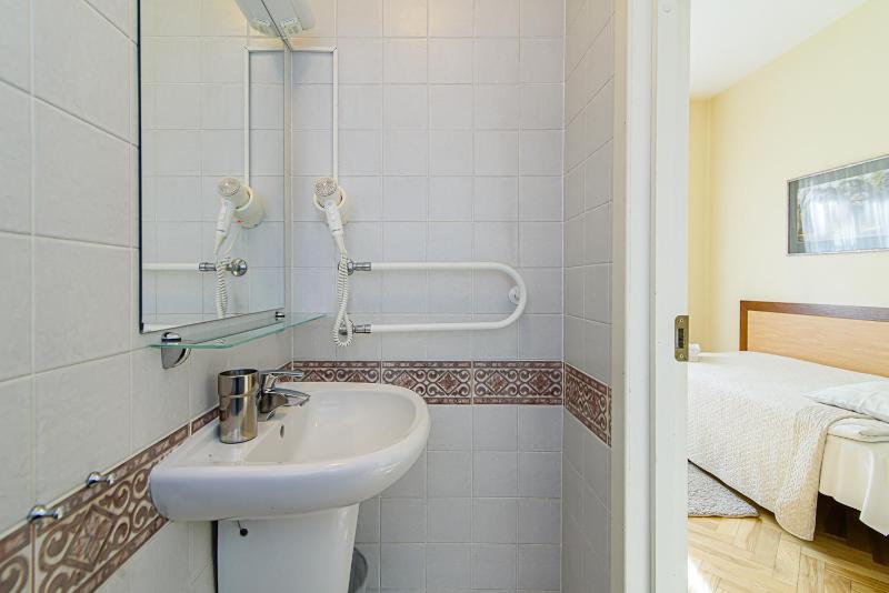 Single Room image 2
