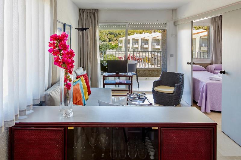 Two-Bedroom Apartment with Pool View (3 Adults + 2 Children) image 4