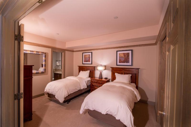 Park Plaza Beaver Creek - image 6