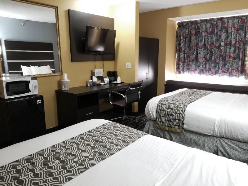 Queen Room with Two Queen Beds - Non-Smoking image 2
