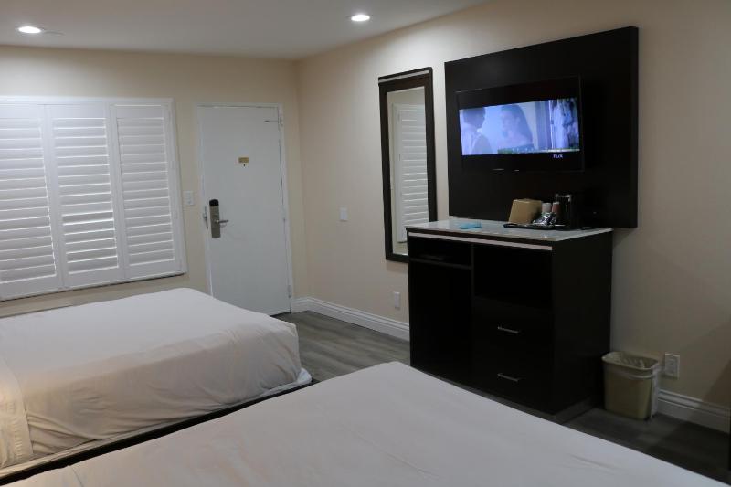 Queen Room with Two Queen Beds - Non-Smoking image 4