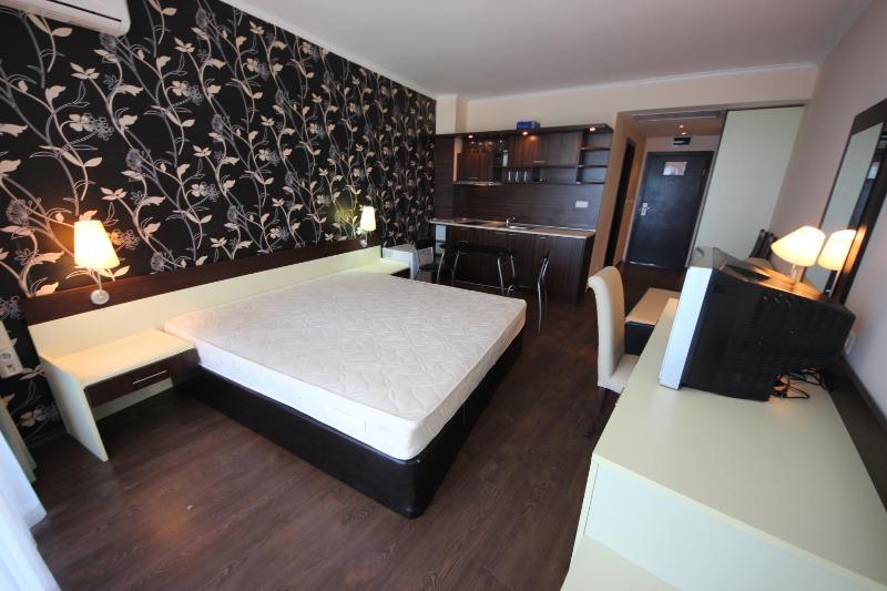 Studio with Balcony and Sea View (4 Adults) image 1