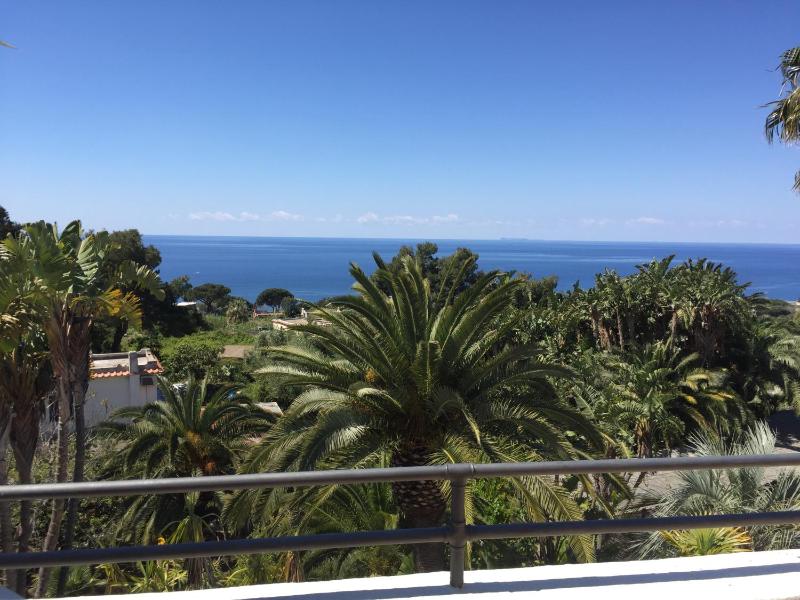 Studio Apartment with Sea View image 3