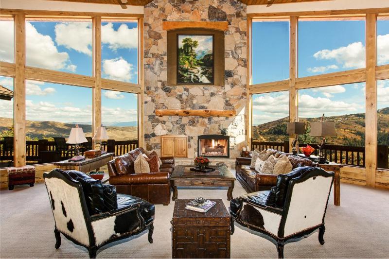 Six-Bedroom House image 3