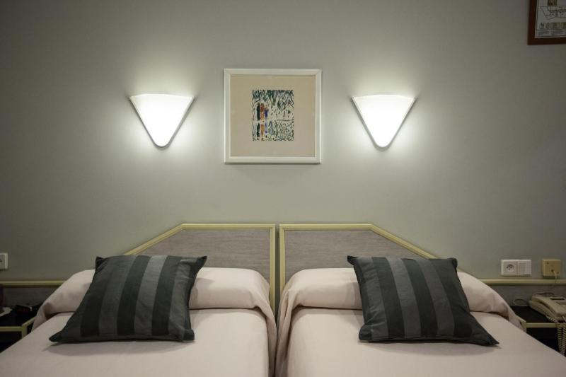 Twin Room with Extra Bed image 4