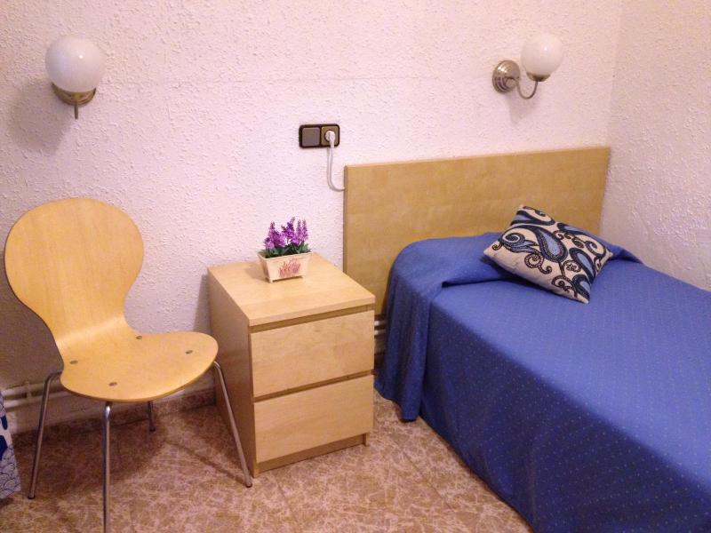 Single Room with Shared Bathroom image 3