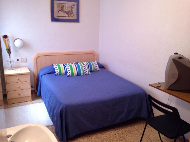 Double Room with Shared Bathroom image 4