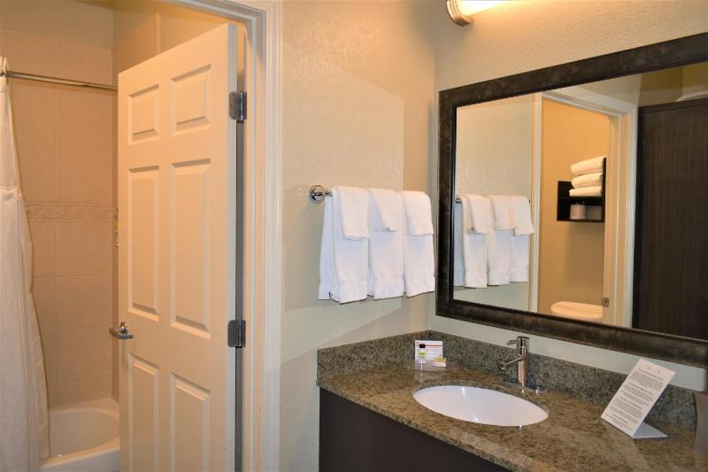 One-Bedroom Suite with Two Queen Beds image 2