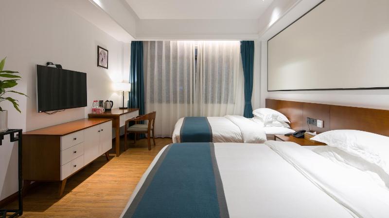 All Seasons Lodge Western Breakfast&Lift&Free Laundry &Book tickets &Downtown Location and Experienced tour guide service - image 4
