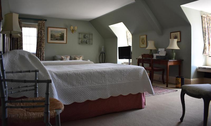 Standard Twin Room image 1