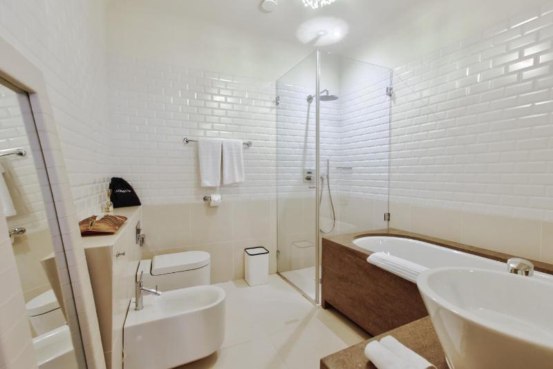 Deluxe Suite image 3