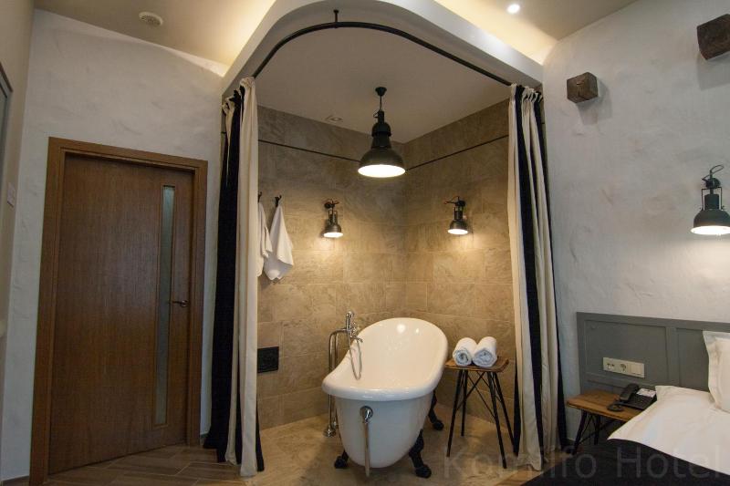 King Suite with Balcony image 4