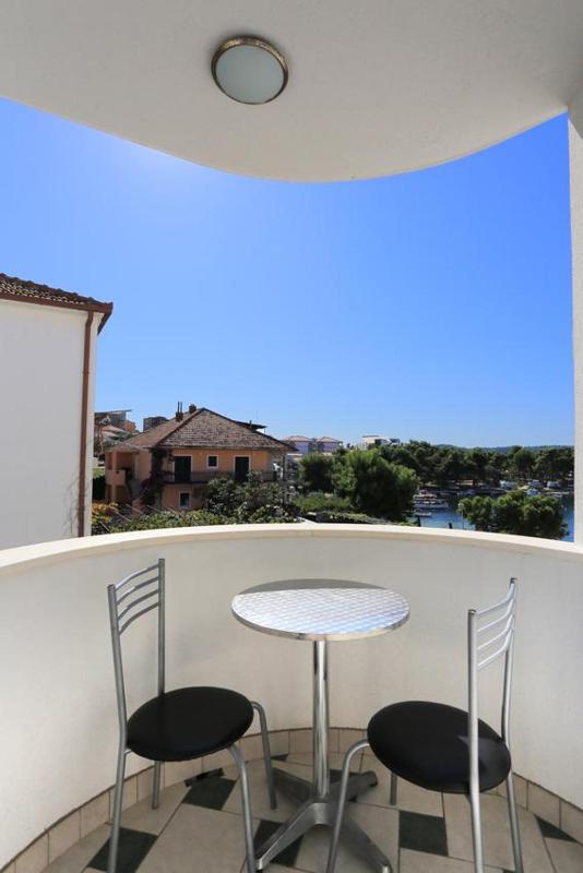 Twin Room with Balcony and Sea View image 2