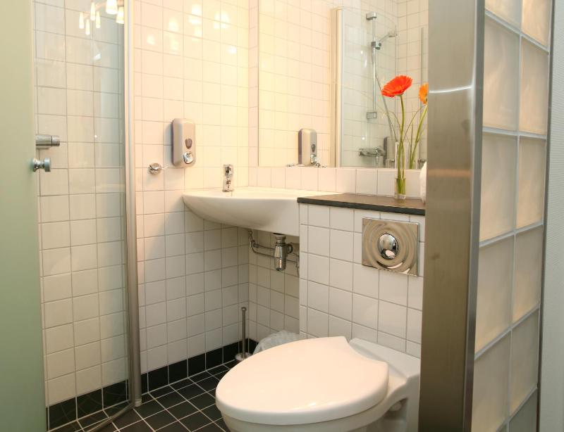Twin Room image 4