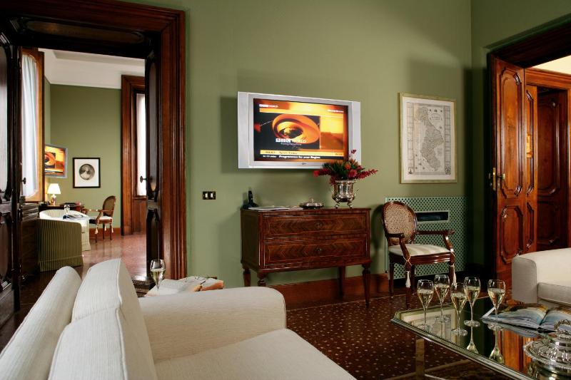 Grand Deluxe Suite image 3