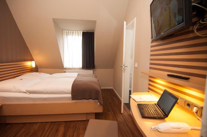 Double Room image 3