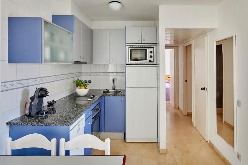 Three-Bedroom Apartment Street View (5 Adults + 2 Children) image 3