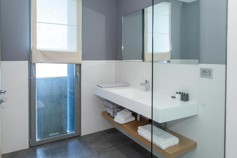 Double Room with Balcony and Sea View image 2