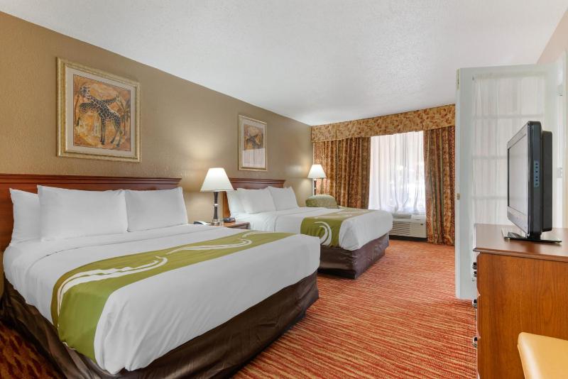 Queen Suite with Sofa Bed - Non-Smoking image 3