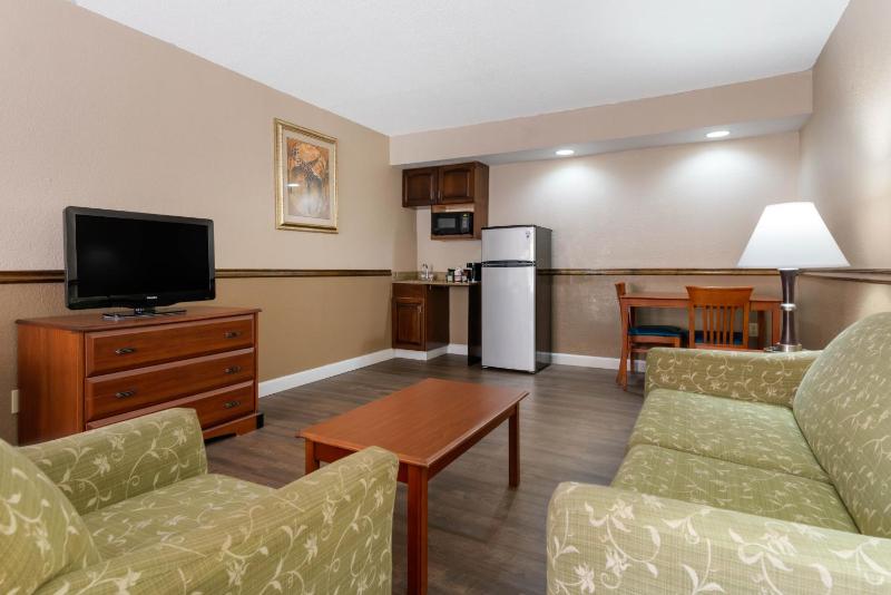 Queen Suite with Sofa Bed - Non-Smoking image 4