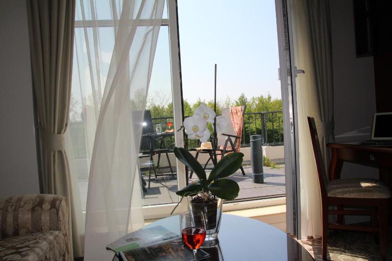 Three-Bedroom Apartment with additional bedroom image 3