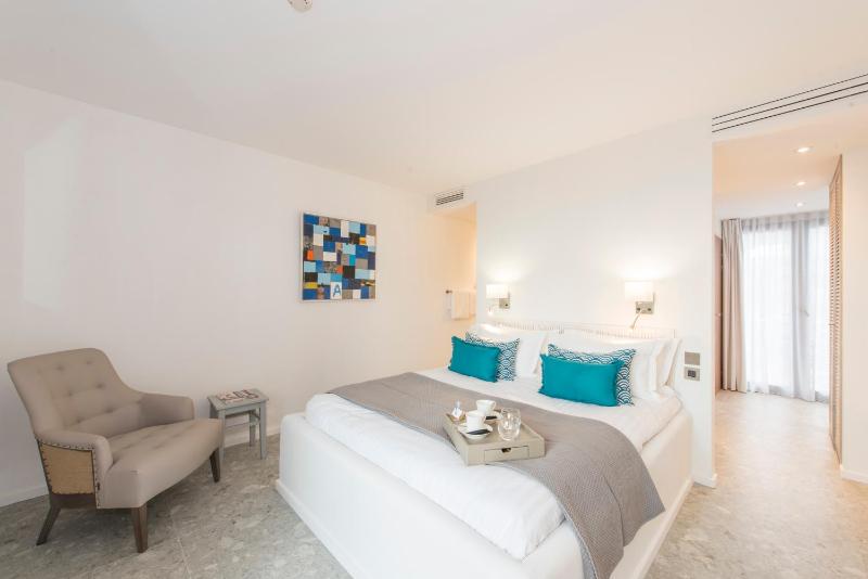 Deluxe Double Room with Balcony and Sea View image 1