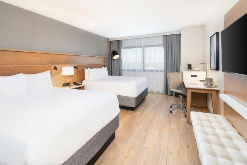 Queen Room with Two Queen Beds - Non-Smoking image 2