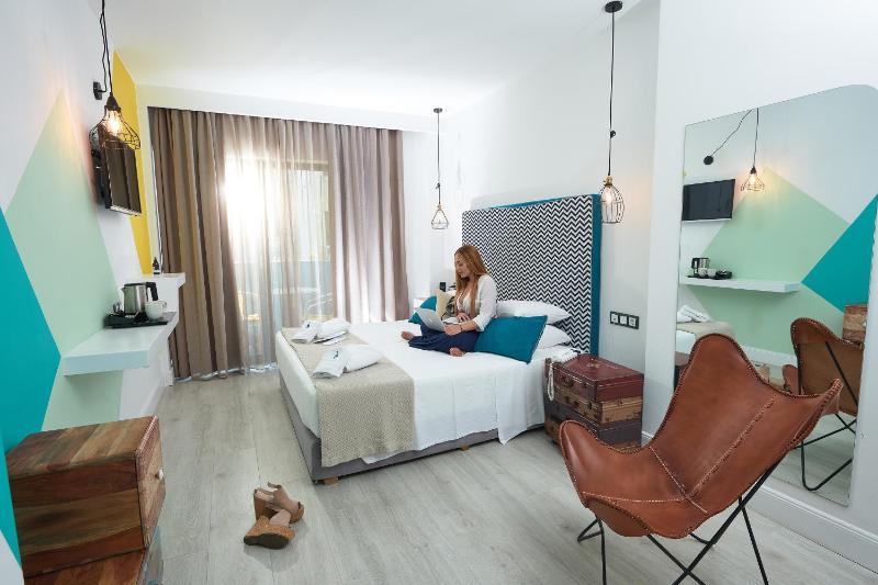 Deluxe Double Room with Balcony image 4