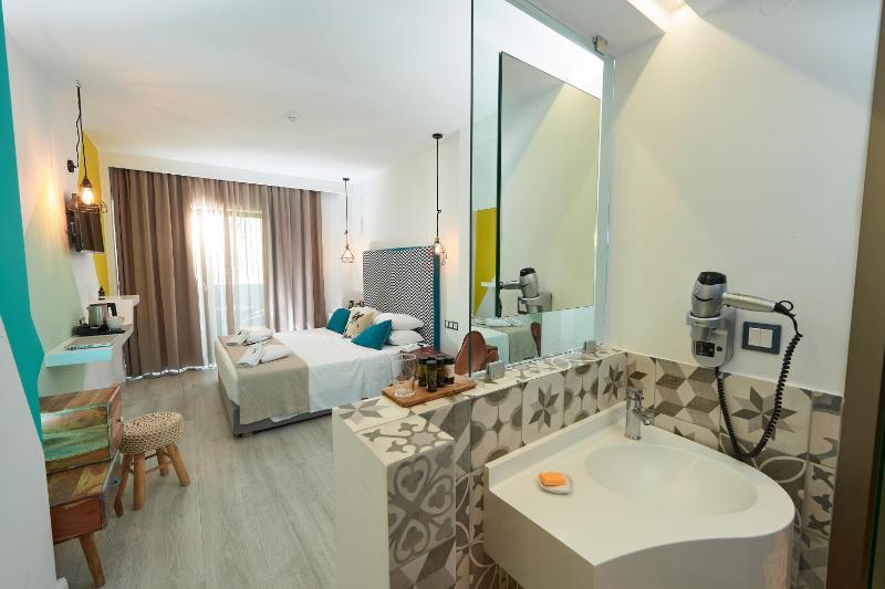 Deluxe Double Room with Balcony image 3