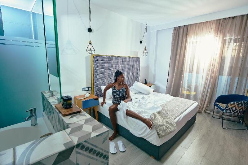 Deluxe Double Room with Balcony image 2