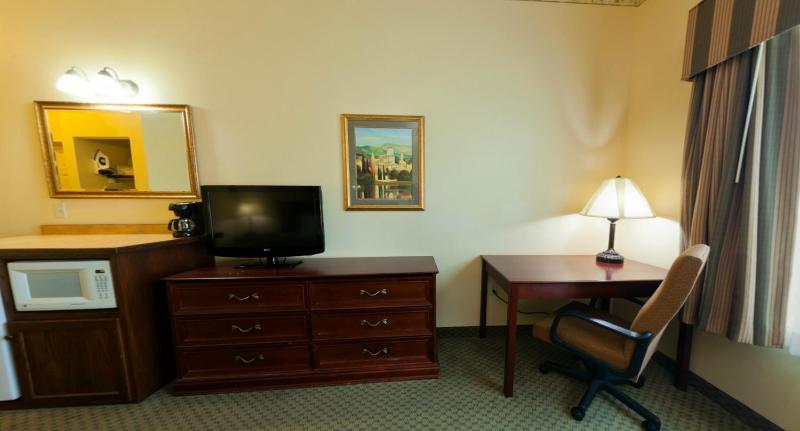 Queen Room with Two Queen Beds - Non-Smoking image 2