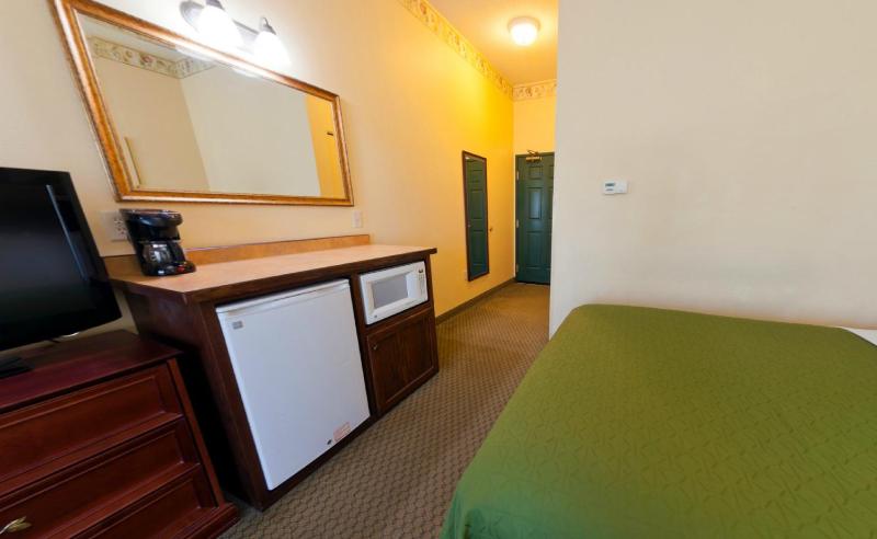 Queen Room with Two Queen Beds - Non-Smoking image 1