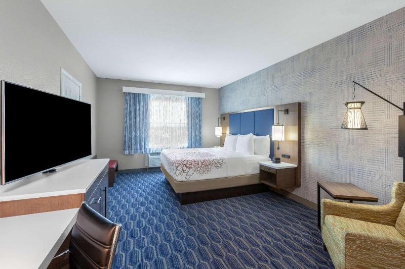 Standard King Room image 4