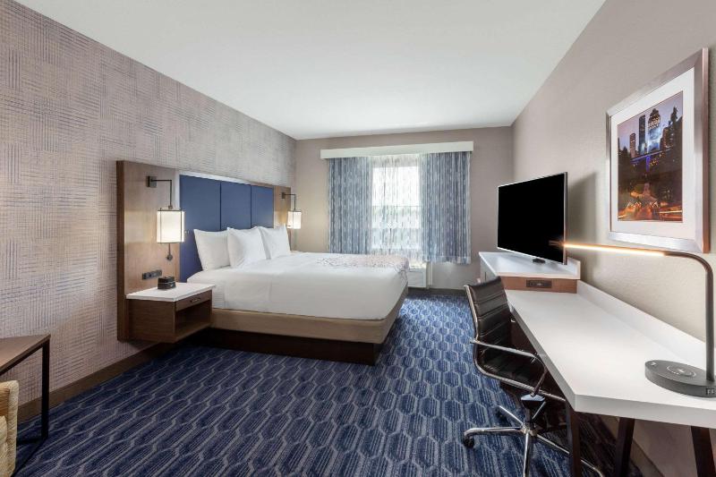 Standard King Room image 3