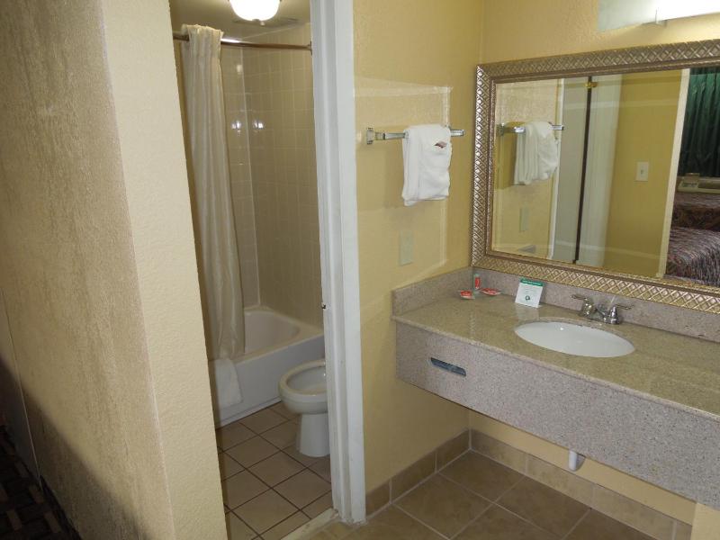 Econo Lodge Virginia Beach Town Center - image 41