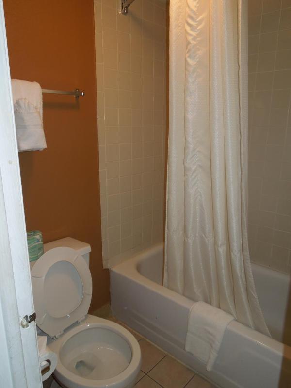 Econo Lodge Virginia Beach Town Center - image 43
