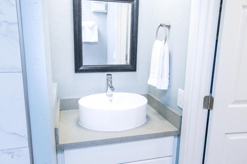 Sand Dollar Room (14), Standard Queen - No Pets image 2